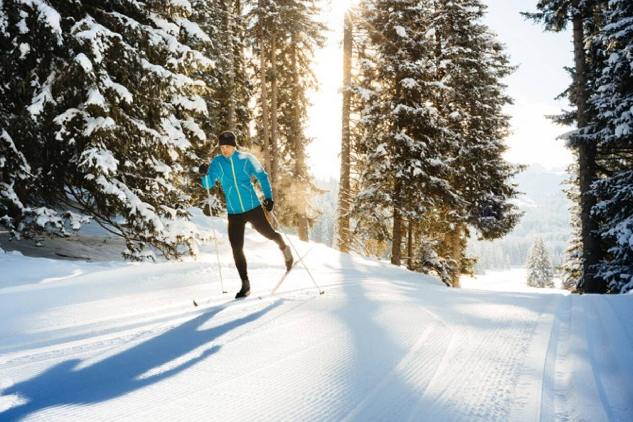 Hiihtäjä keväisillä Levin hangilla Lapissa.