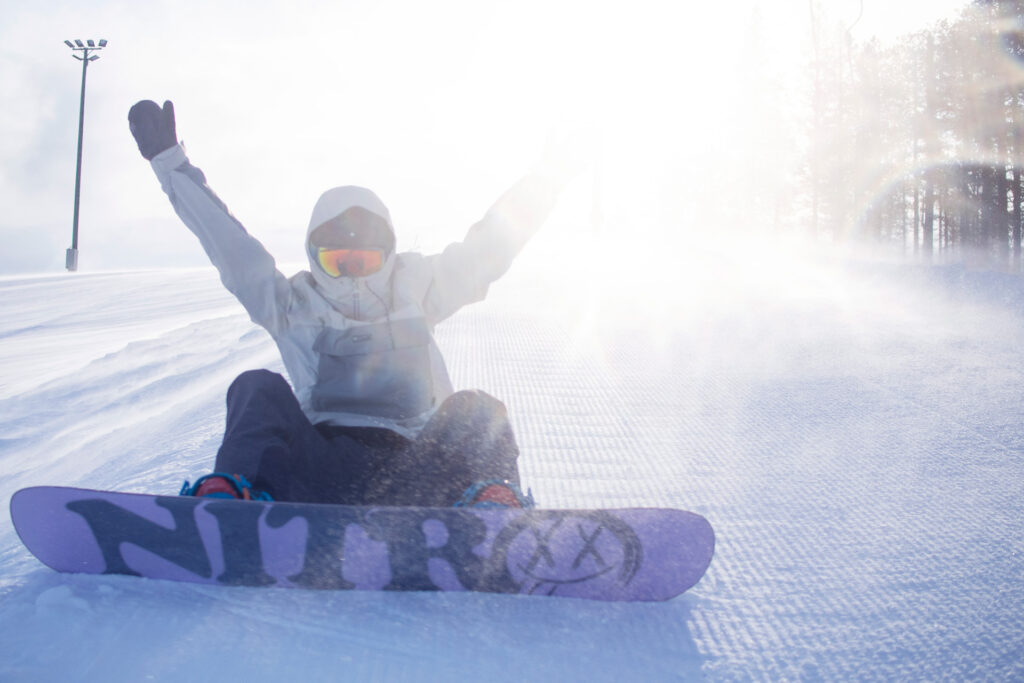 Lumilautailija Levillä mäessä.