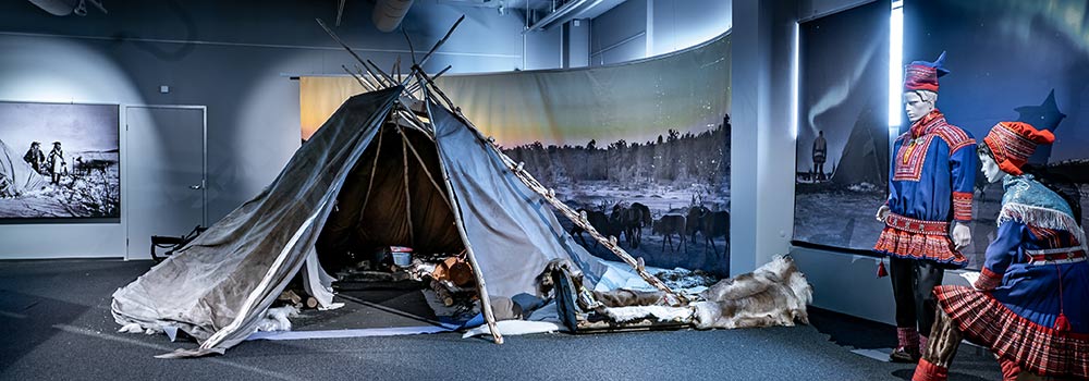 Samiland-näyttely Levi Summititn tapahtumakeskuksessa Levillä kertoo saamelaiskulttuurista.