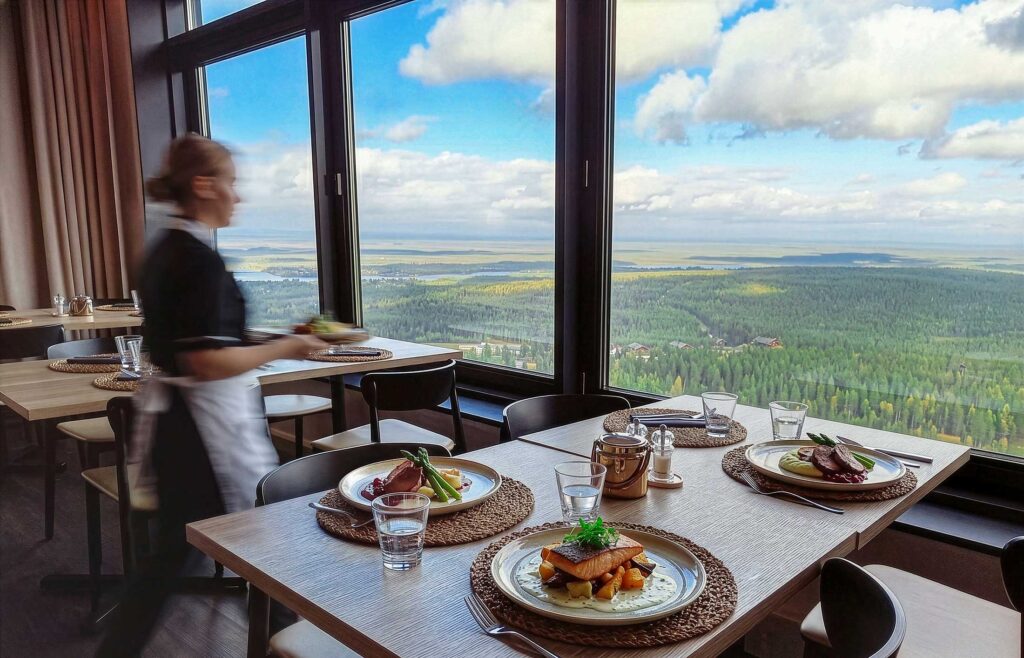 Kesämaisema Ravintola Panoraman 2. kerroksesta.