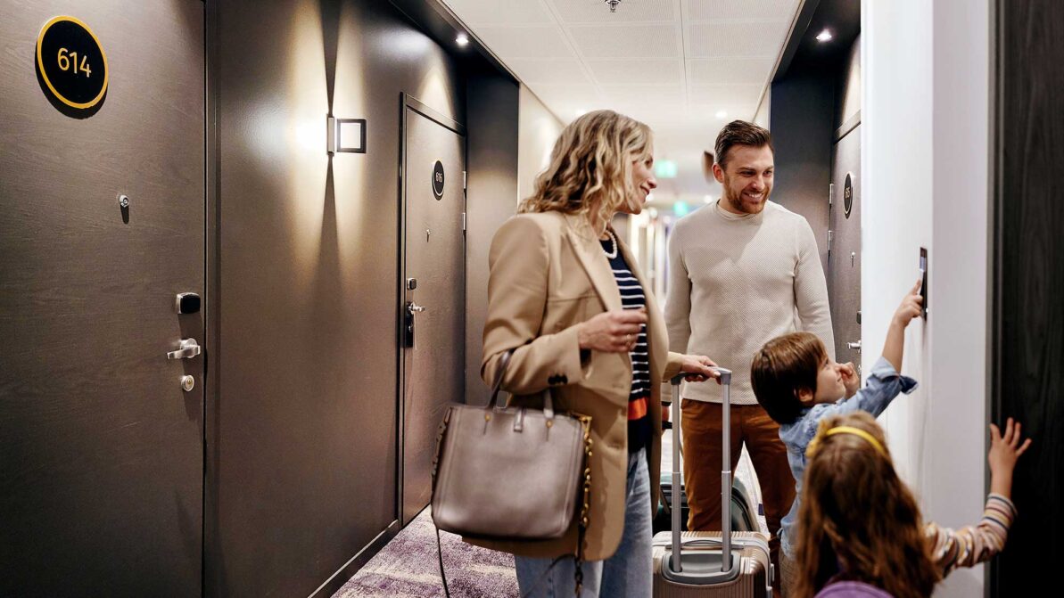 Perhe on majoittumassa Hotel Mattsin huoneeseen Espoossa.