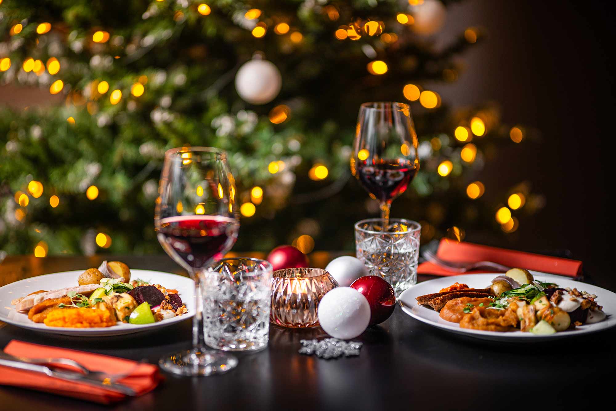 Joulumenu ja jouluinen tunnelma Hotel Mattsin ravintola Frejassa.