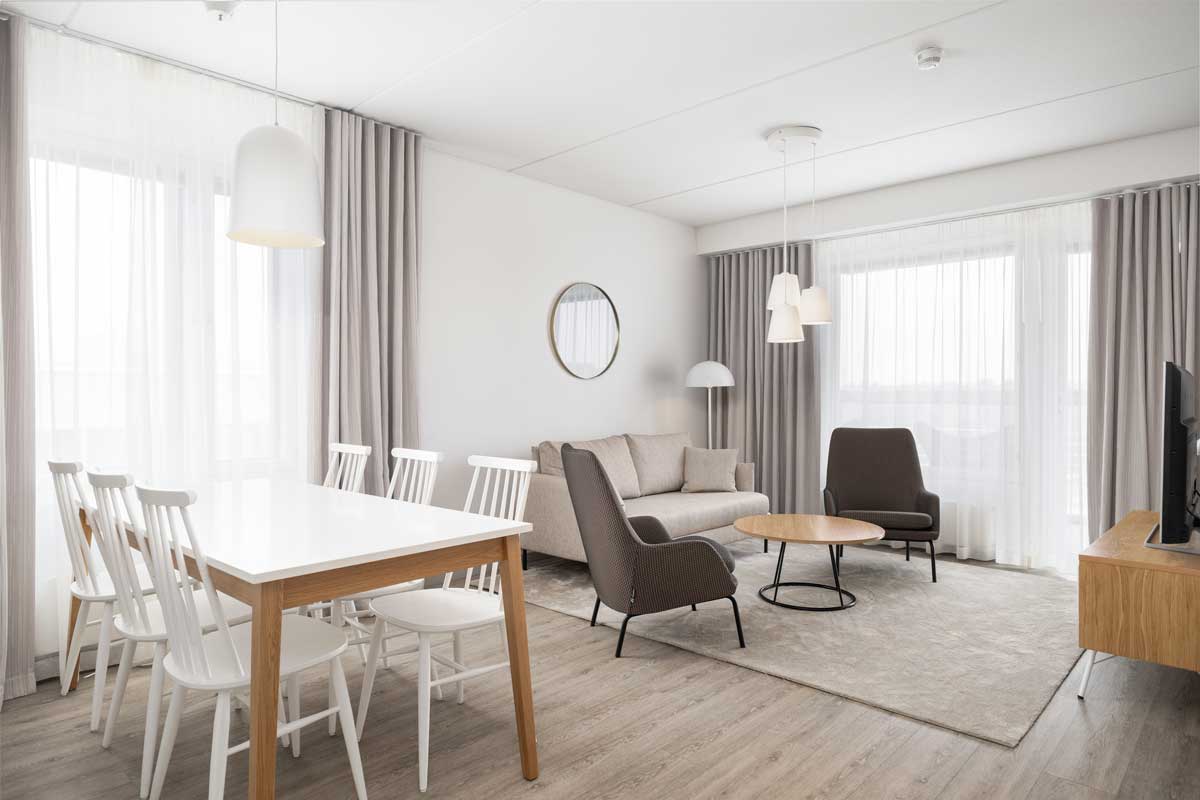 Hotel Mattsin kolmio-huoneiston olohuone.