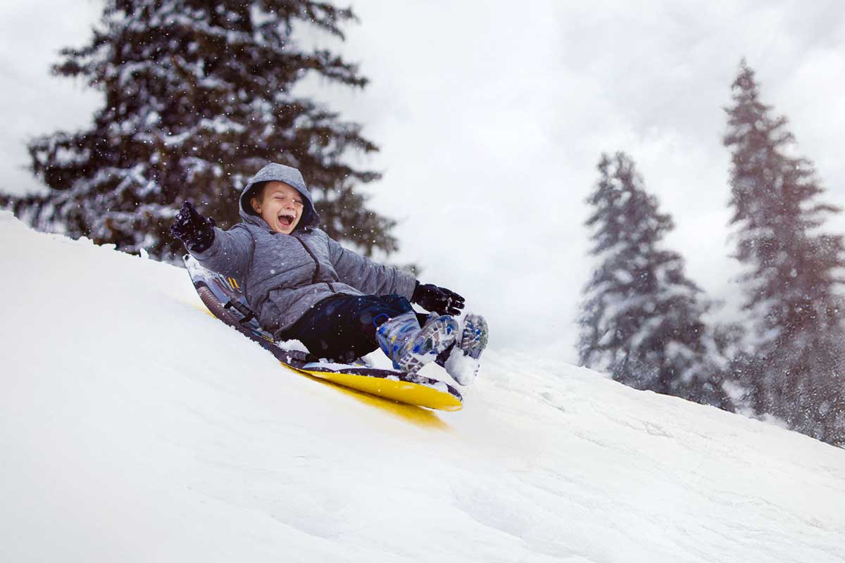 Lapsi pulkkamäessä Espoossa.