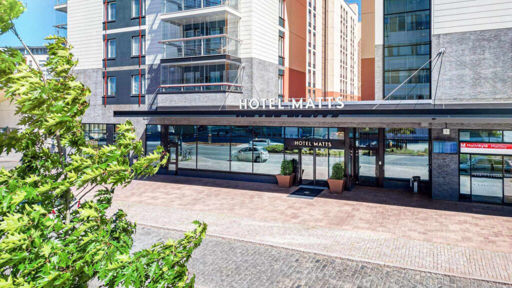 Hotel Matts rakennus ulkoa kesällä.