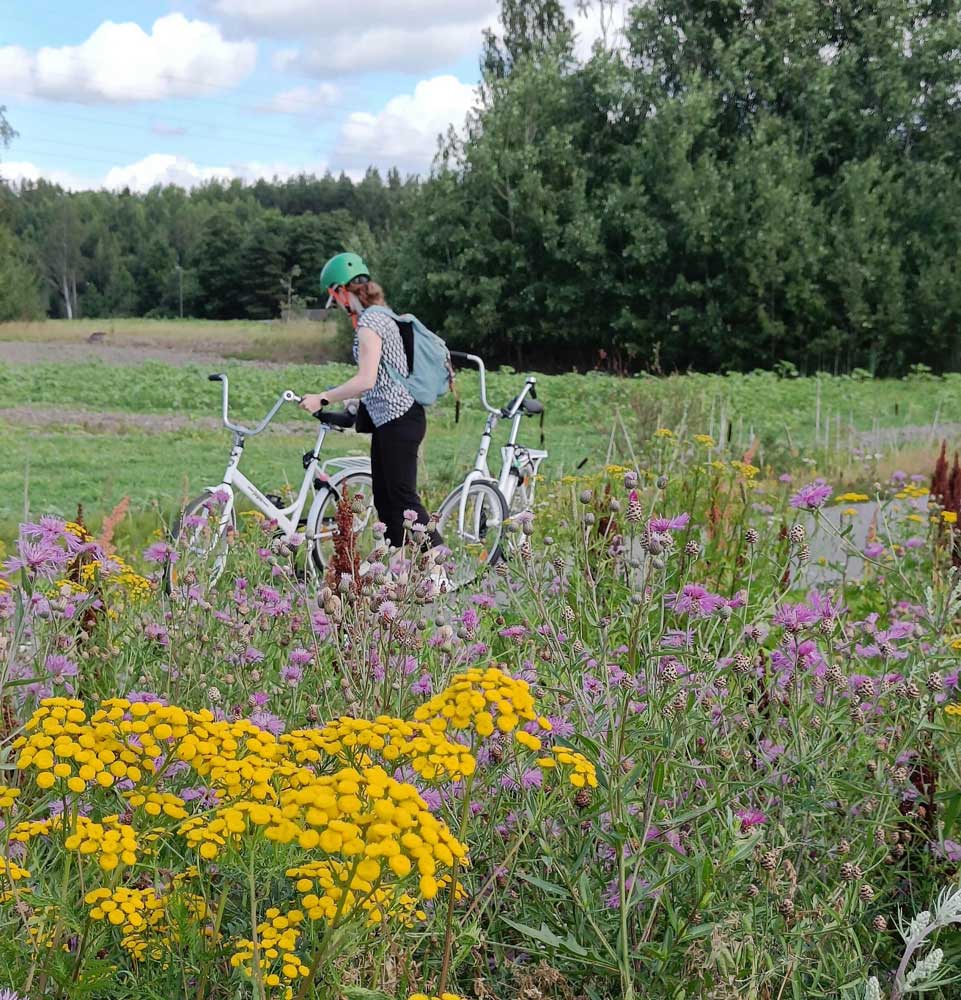 Pyöräilijä Espoon pyöräpolulla.