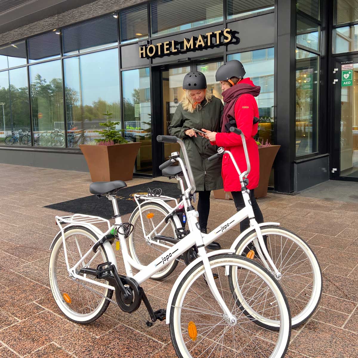 Pyöräilijät Hotel Mattsin etuovella.