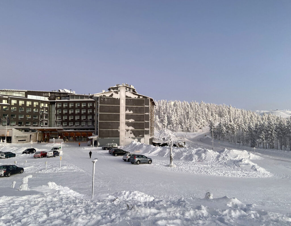 Hotel Levi Panoraman suuri parkkipaikka kauniina talviaamuna.