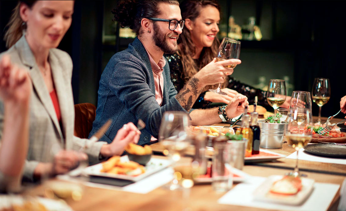 Kassiopeian Star Member -kanta-asiakkaita ruokapöydän äärellä.