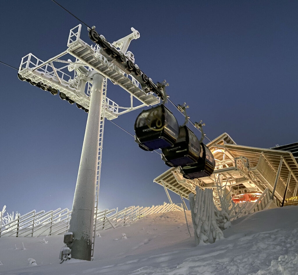 Levin gondolihissi nousee ylös tunturin huipulle talvipakkasella.