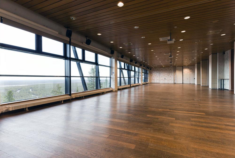 Levi Summitin maisemakokoustila tyhjävä, väliseinät avattuna.