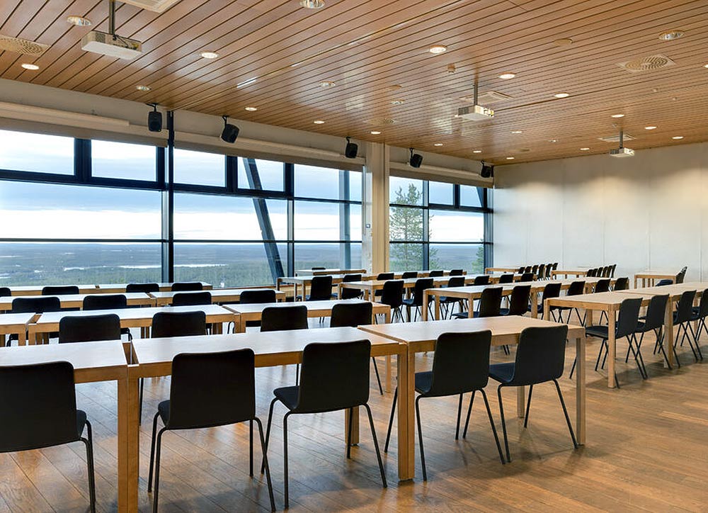 Levi Summitin maisemakokoustila, josta on näyttävät maisemat Levin kylän yli ja tuntureille.