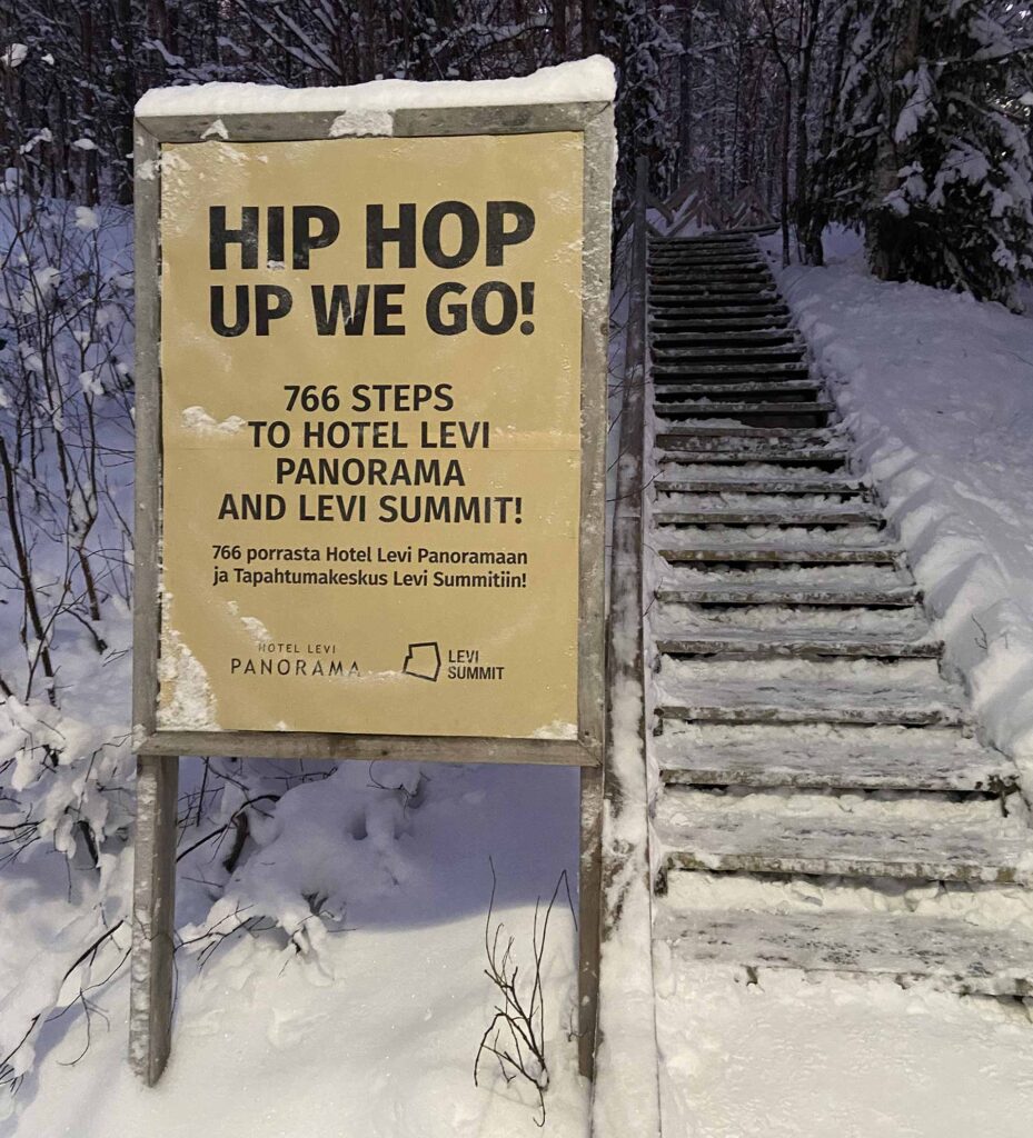 Portaiden alkupää, josta noustaan 766 porrasta ylös Levi Summitiin.