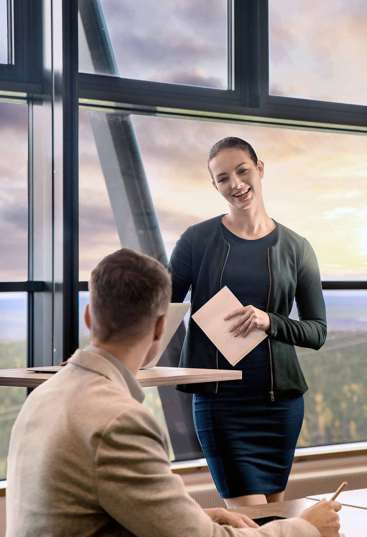 Henkilöitä upeiden tunturimaisemien äärellä maisemakokoustilassa Levi Summitissa.