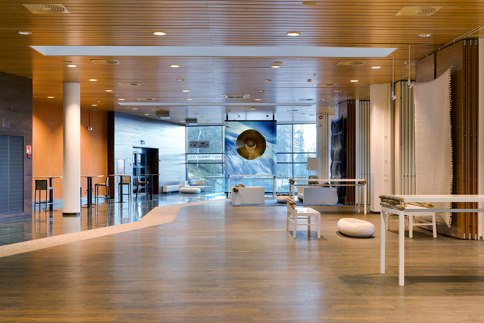 Levi Summitin suuri ja näyttävä aulatila.