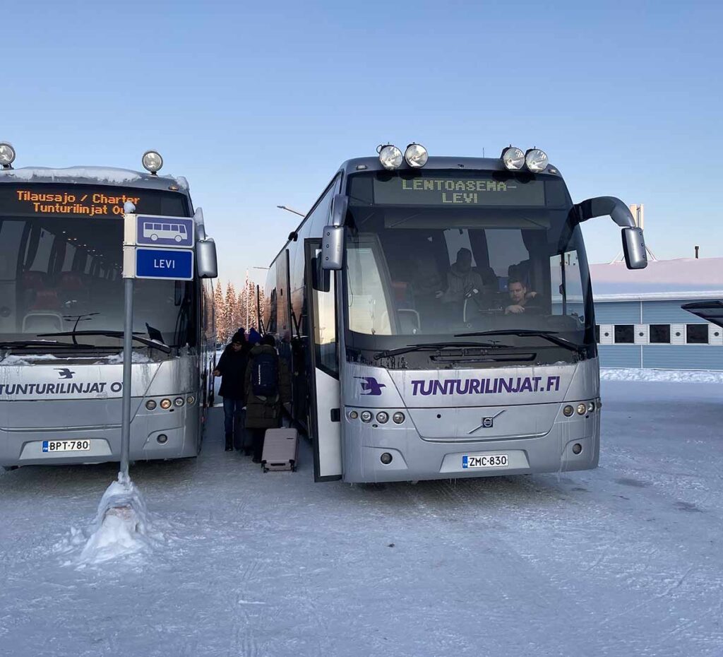 Linja-auto Kittilän lentokentällä, jolla pääset suoraan Levi Summitille.