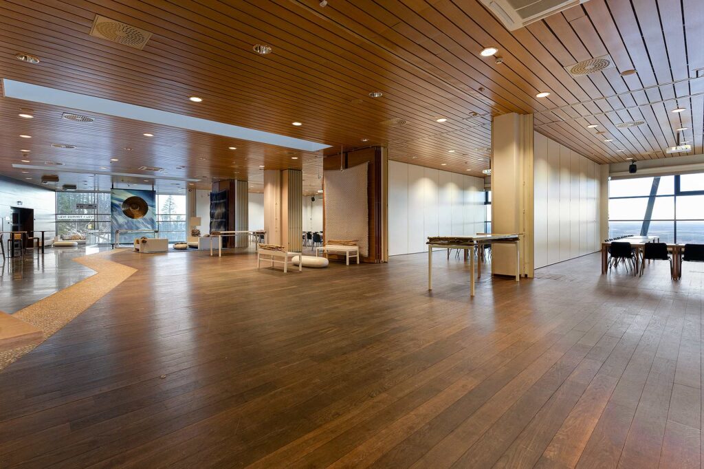 Levi Summitin valoisa aula.