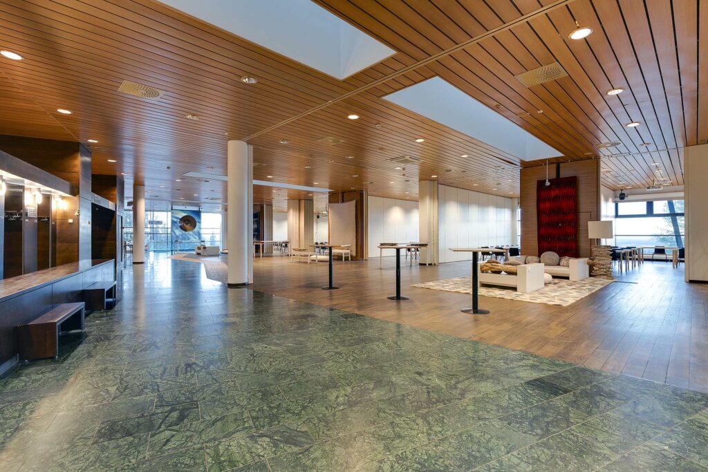 Levi Summitin valoisa aula.