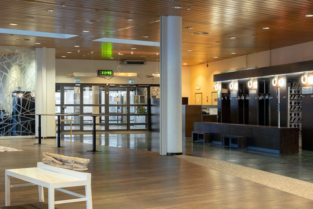 Levi Summitin valoisa aula.