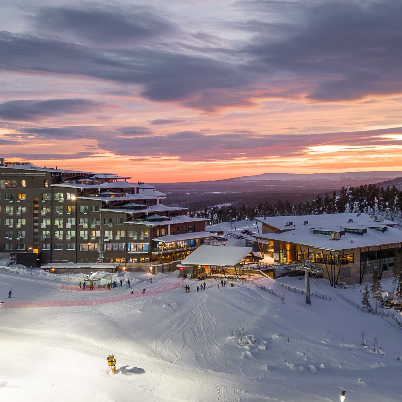 Tapahtumakeskus Levi Summit ja Hotel Lei Panorama Levitunturin Koutalalella talvisena iltana.