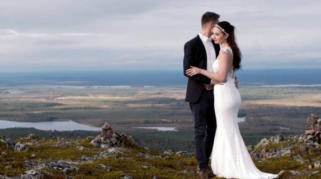 Levi Summitin hääjuhlat ja pariskuna valokuvauksessa upea tunturimaisema taustanaan.