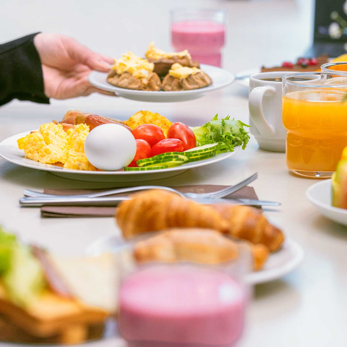 Ravintola Frejan aamiainen katettuna pöytään.