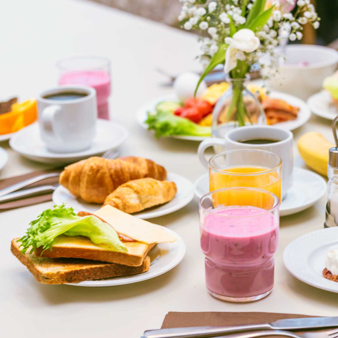 Ravintola Frejan aamiainen katettuna pöytään.