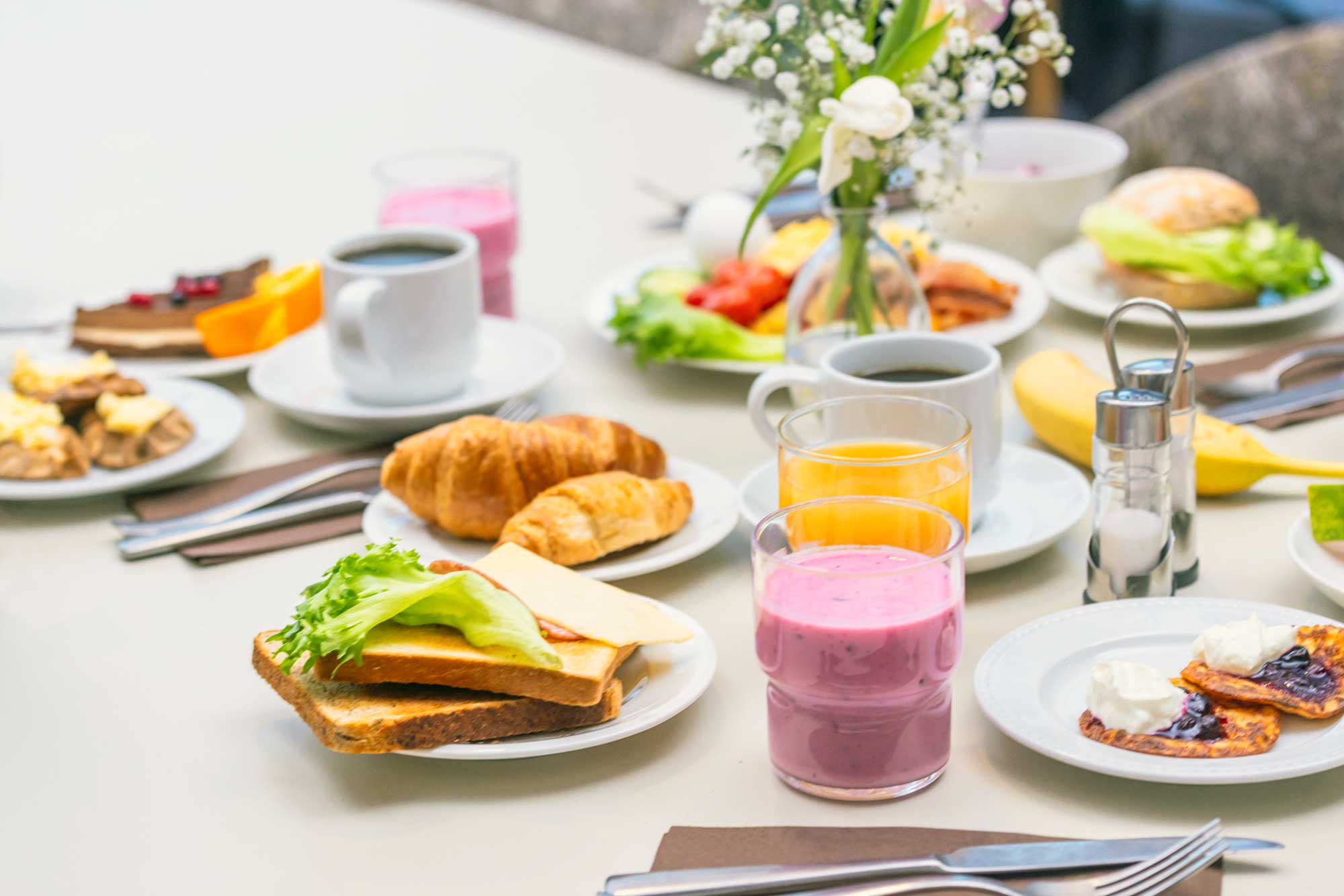 Ravintola Frejan aamiainen katettuna pöytään.