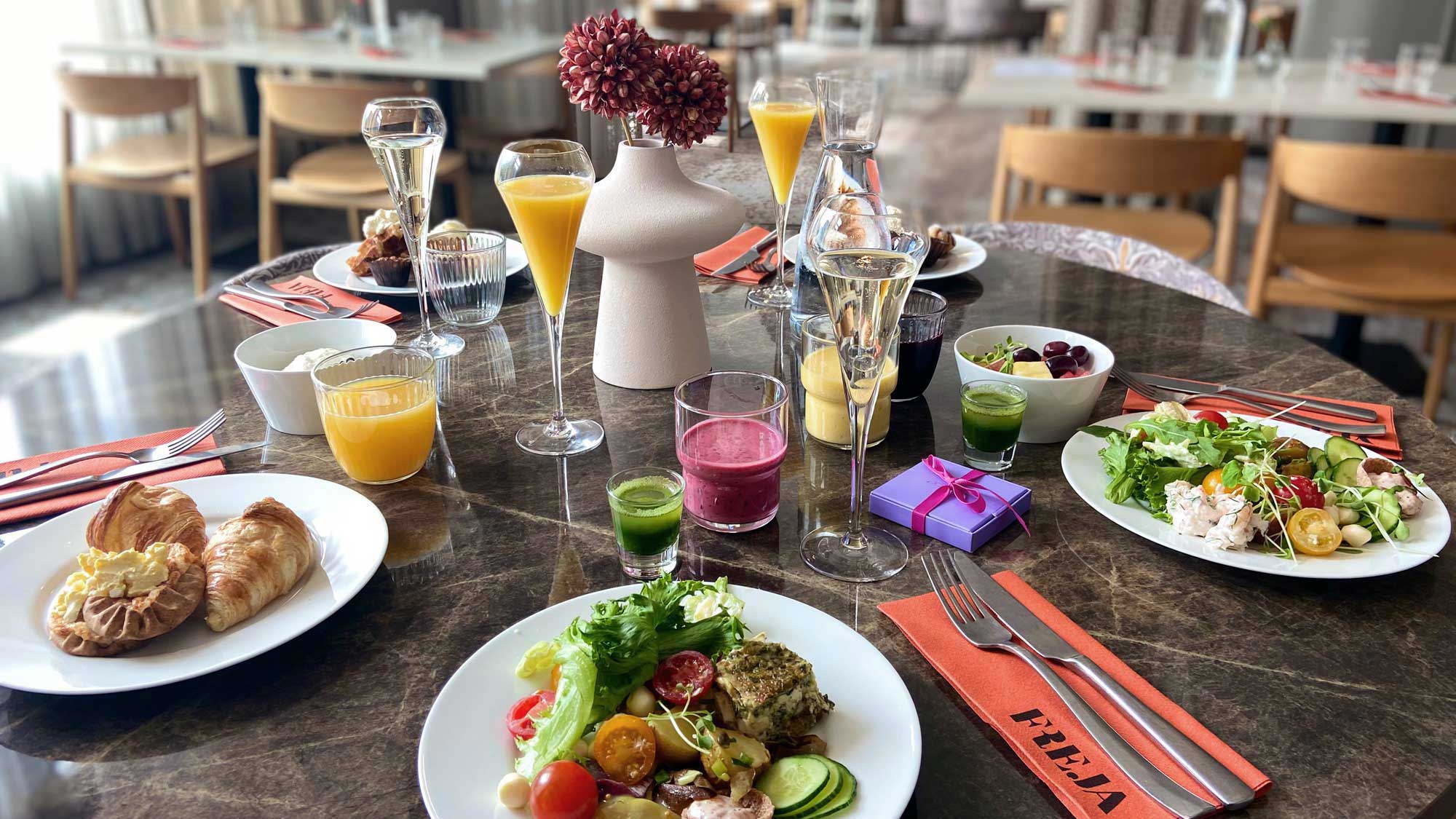 Ravintola Frejan brunssi katettuna pöytään.