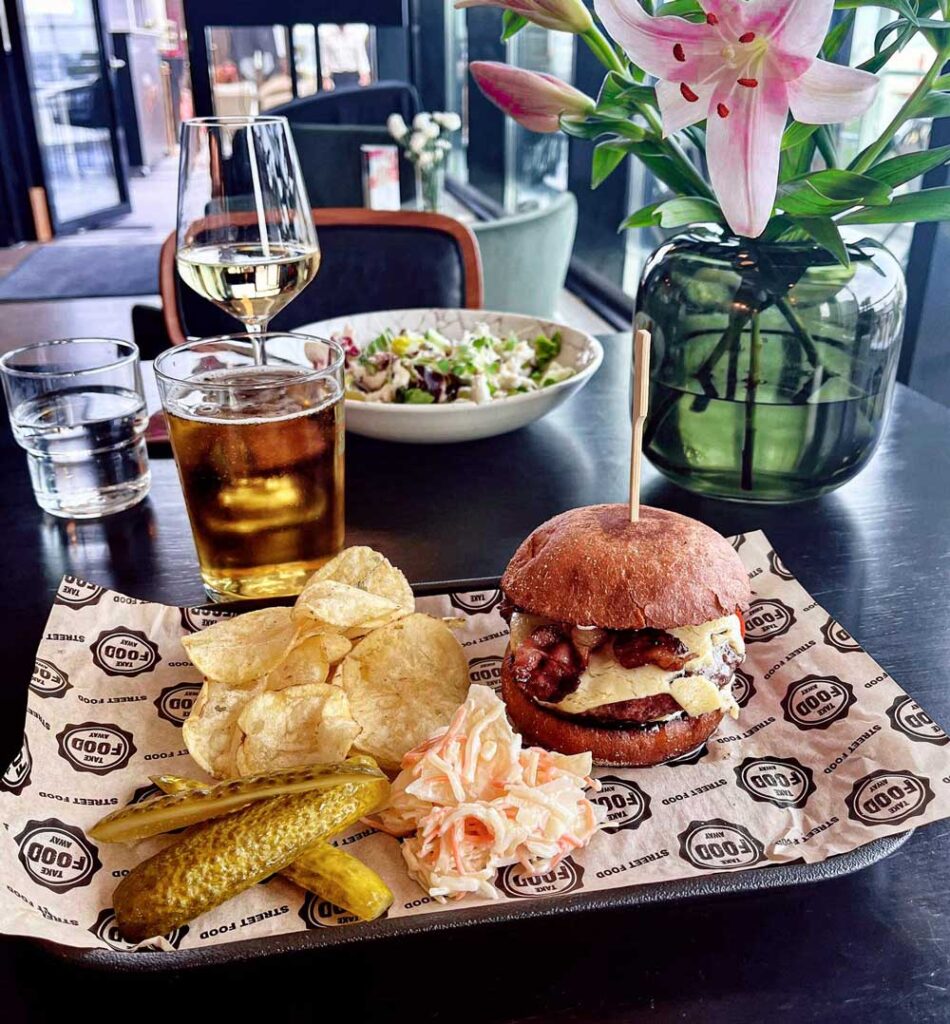 Freja Rooftopin hampurilainen grilllistä.