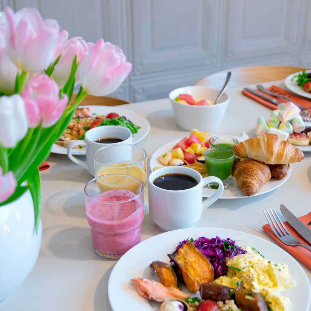 Ravintola Frejan brunssi katettuna pöytään.