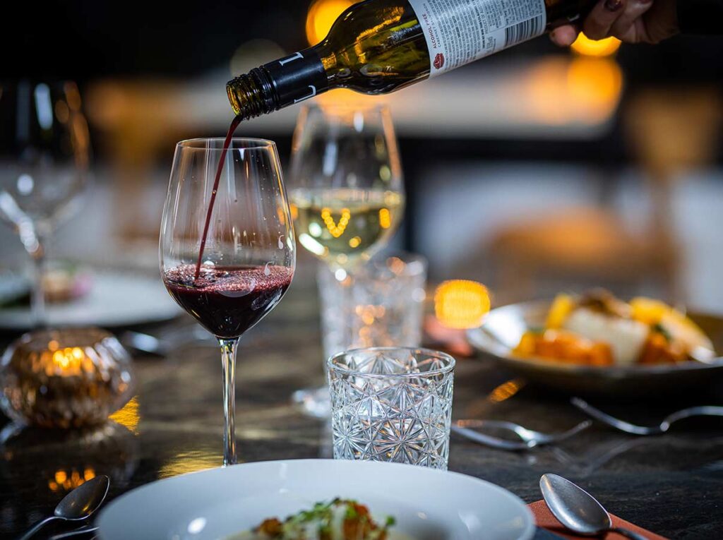 Ravintola Frejan pikkujoulumenu ja viinin kaato.