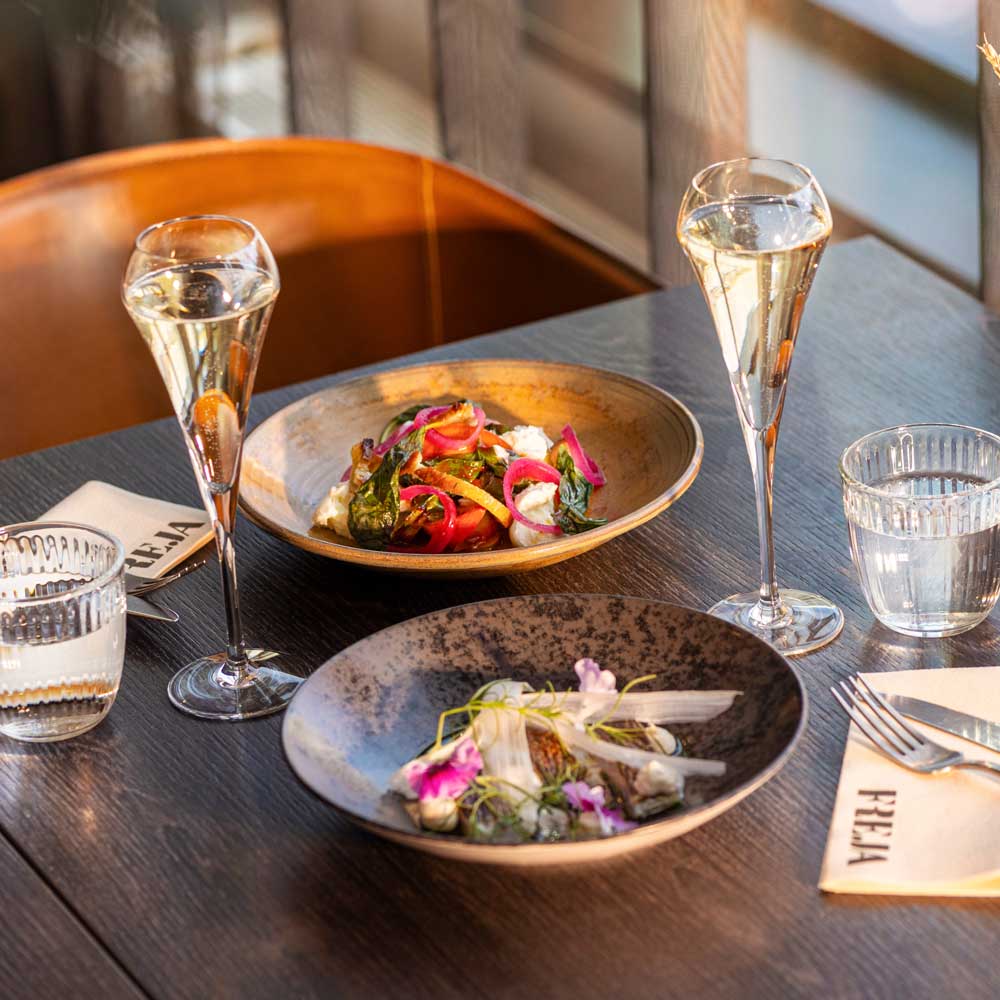 Ravintola Frejan a la carte -annokset katettuna.