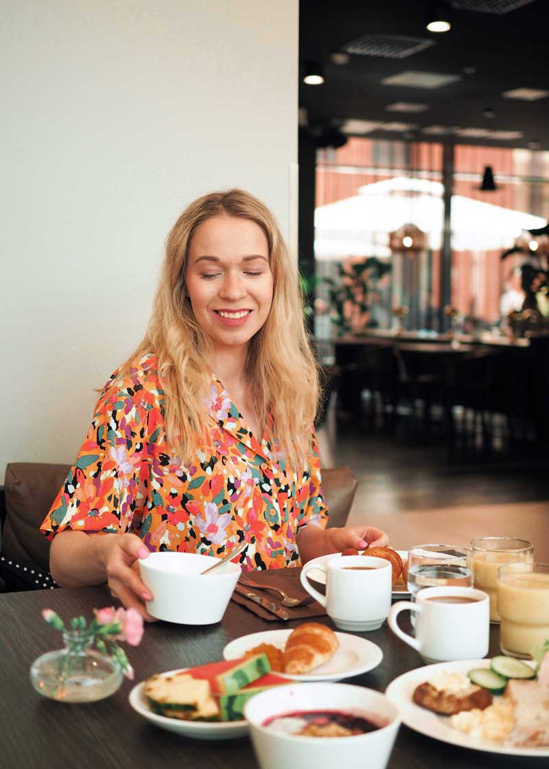 Nainen Ravintola Frejan buffetaamiaisella.