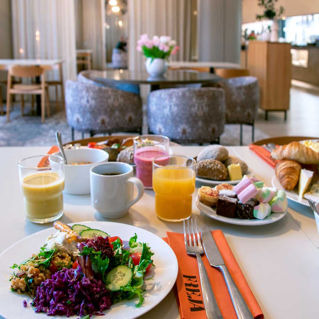 Ravintola Frejan brunssipöytä katettuna.