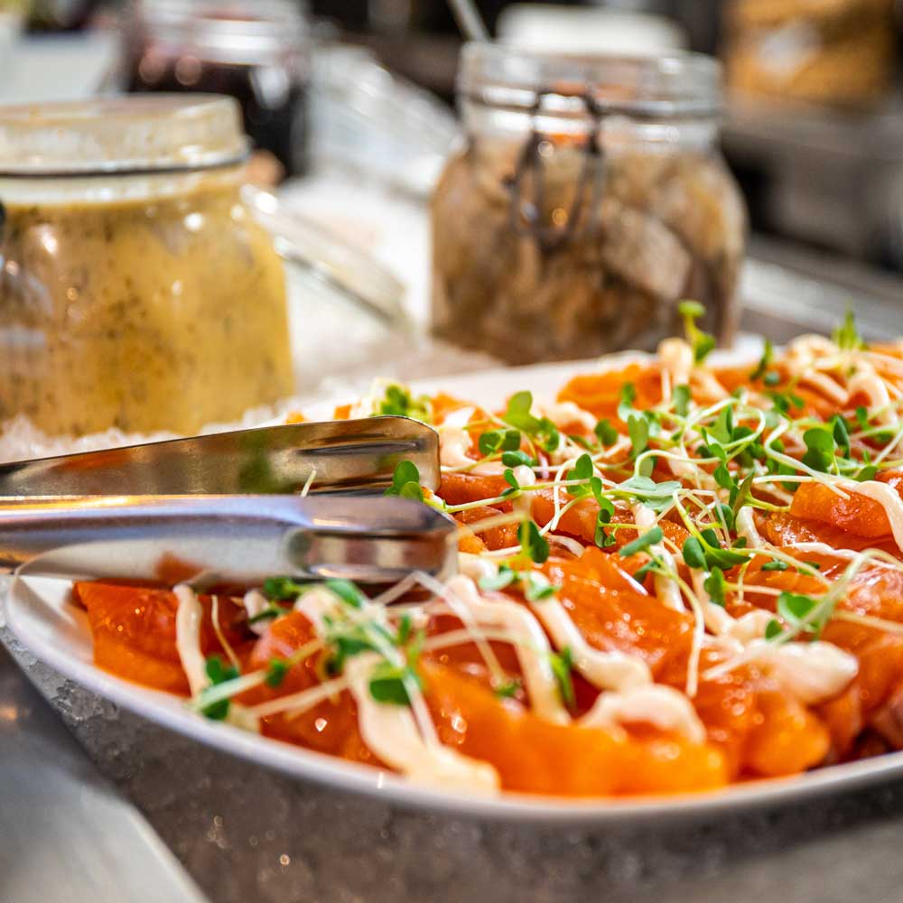 Joululounasbuffetin kalapöytä.