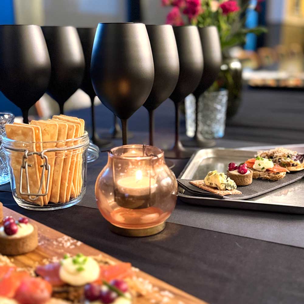 Viininmaistelu katettuna pöytään Freja Rooftopilla.