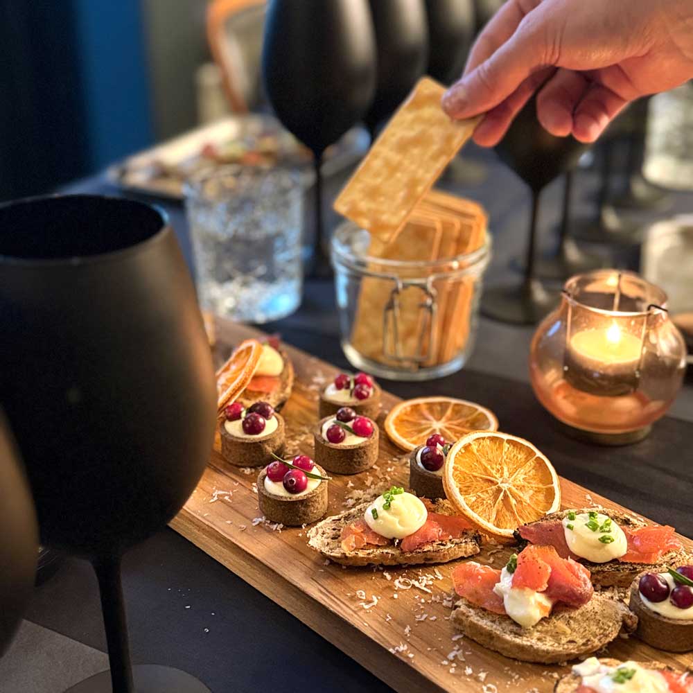 Viininmaistelu katettuna pöytään Freja Rooftopilla.