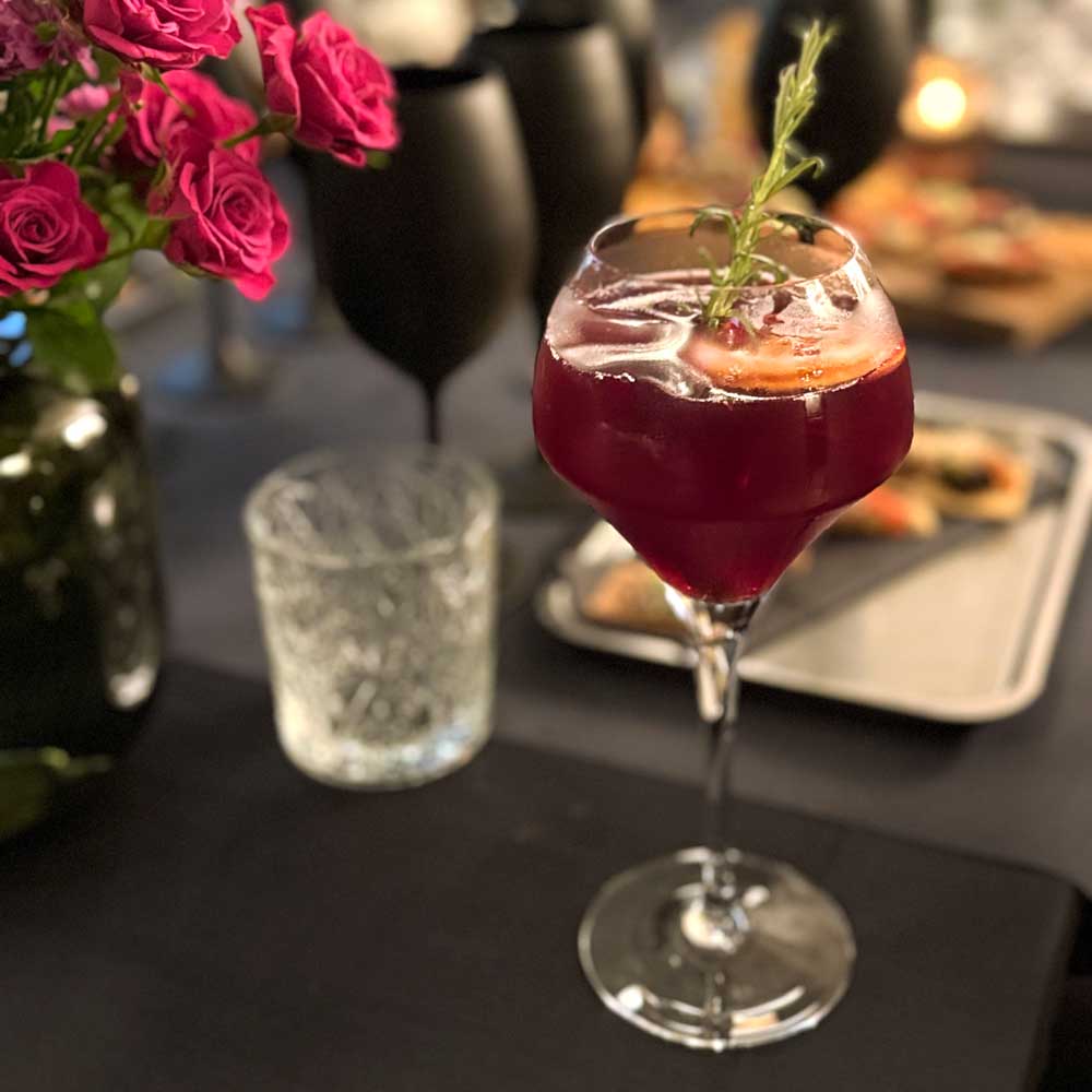 Viininmaistelu katettuna pöytään Freja Rooftopilla.