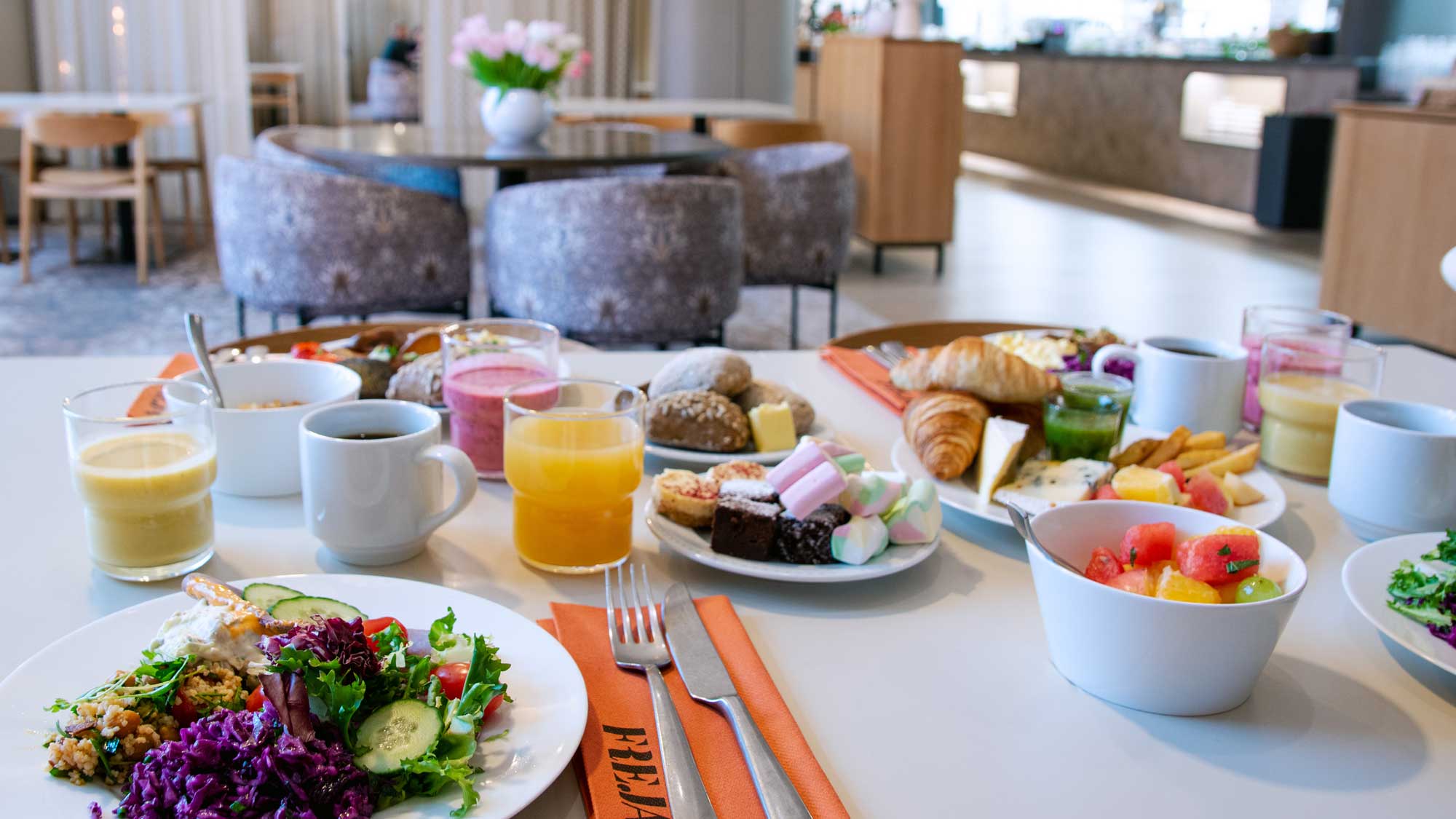 Ravintola Frejan brunssi katettuna pöytään.