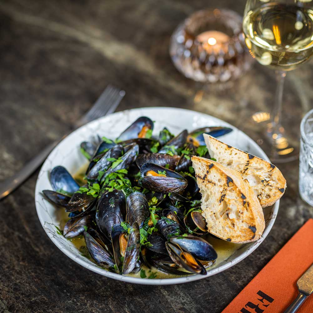 Simpukka-annos katettuna pöytään Ravintola Frejassa.