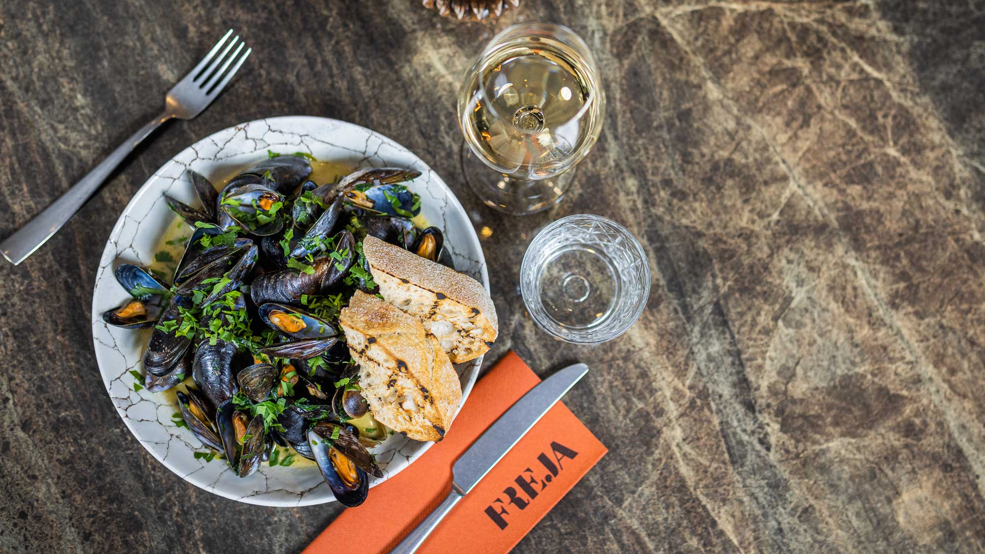 Simpukka-annos katettuna pöytään Ravintola Frejassa.