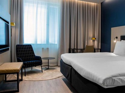 Hotel Mattsin huone Espoon Matinkylän palveluiden ja länsimetron äärellä.
