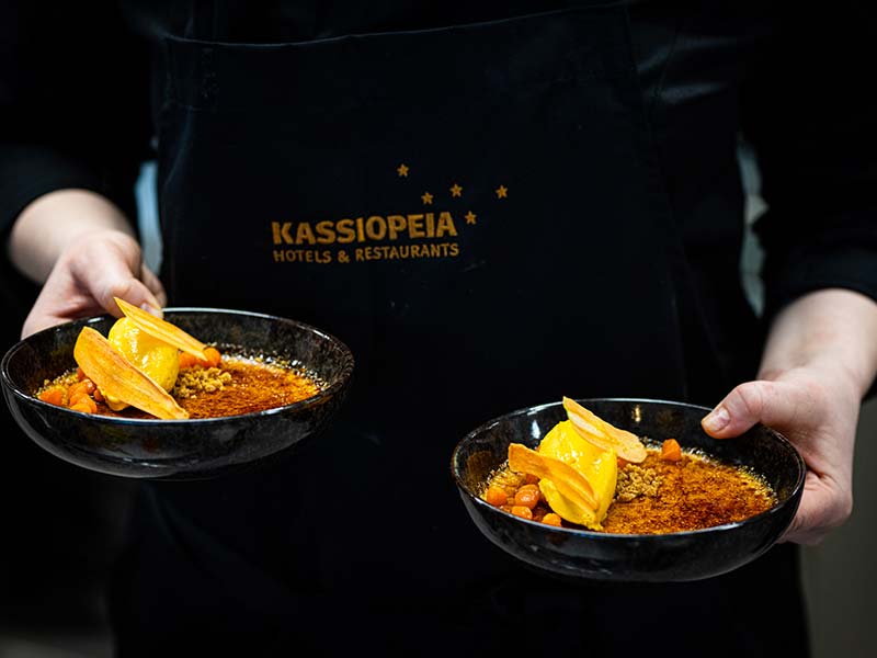Trjoilija tarjoilee ruoka-annoksia Espoon ravintola Frejassa.