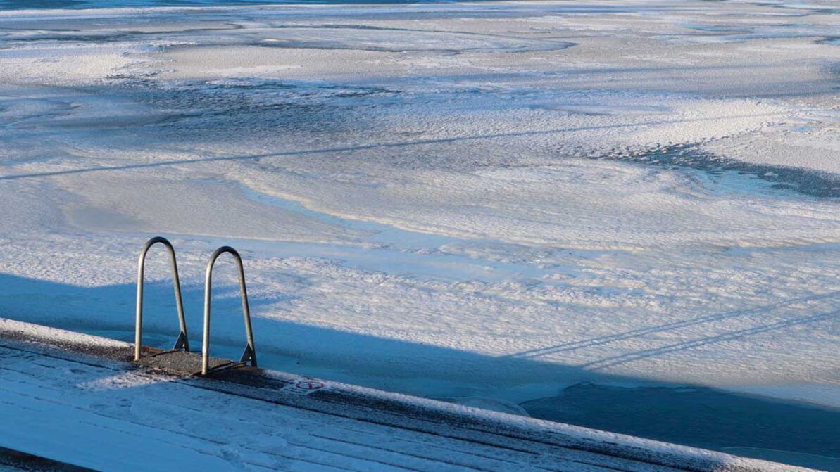 Talvinen järvimaisema, vesiuintipaikka Espoossa.