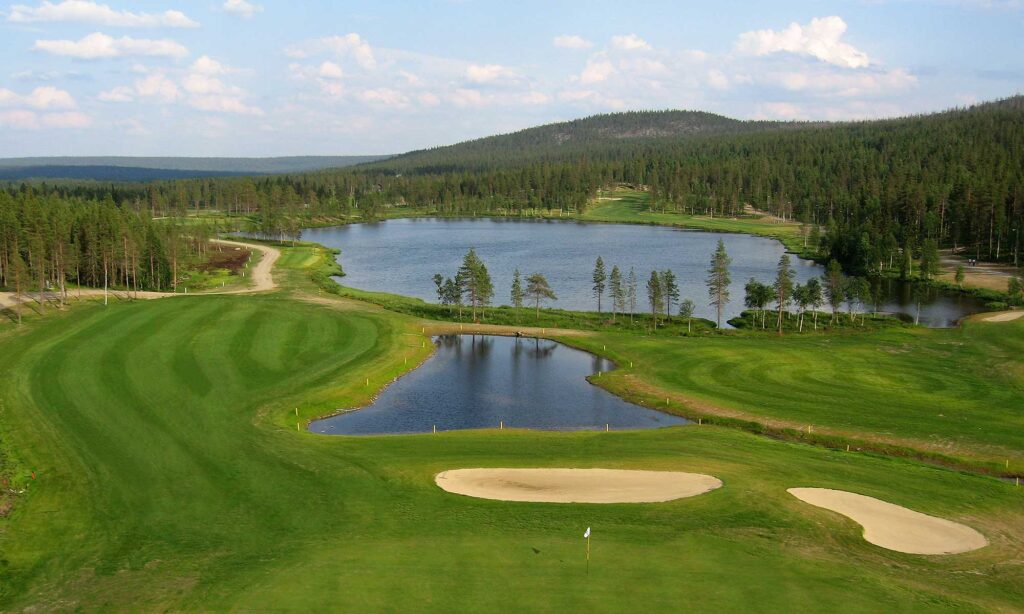 Taalojärven ympärille rakennettu upea golfkenttä Levillä.