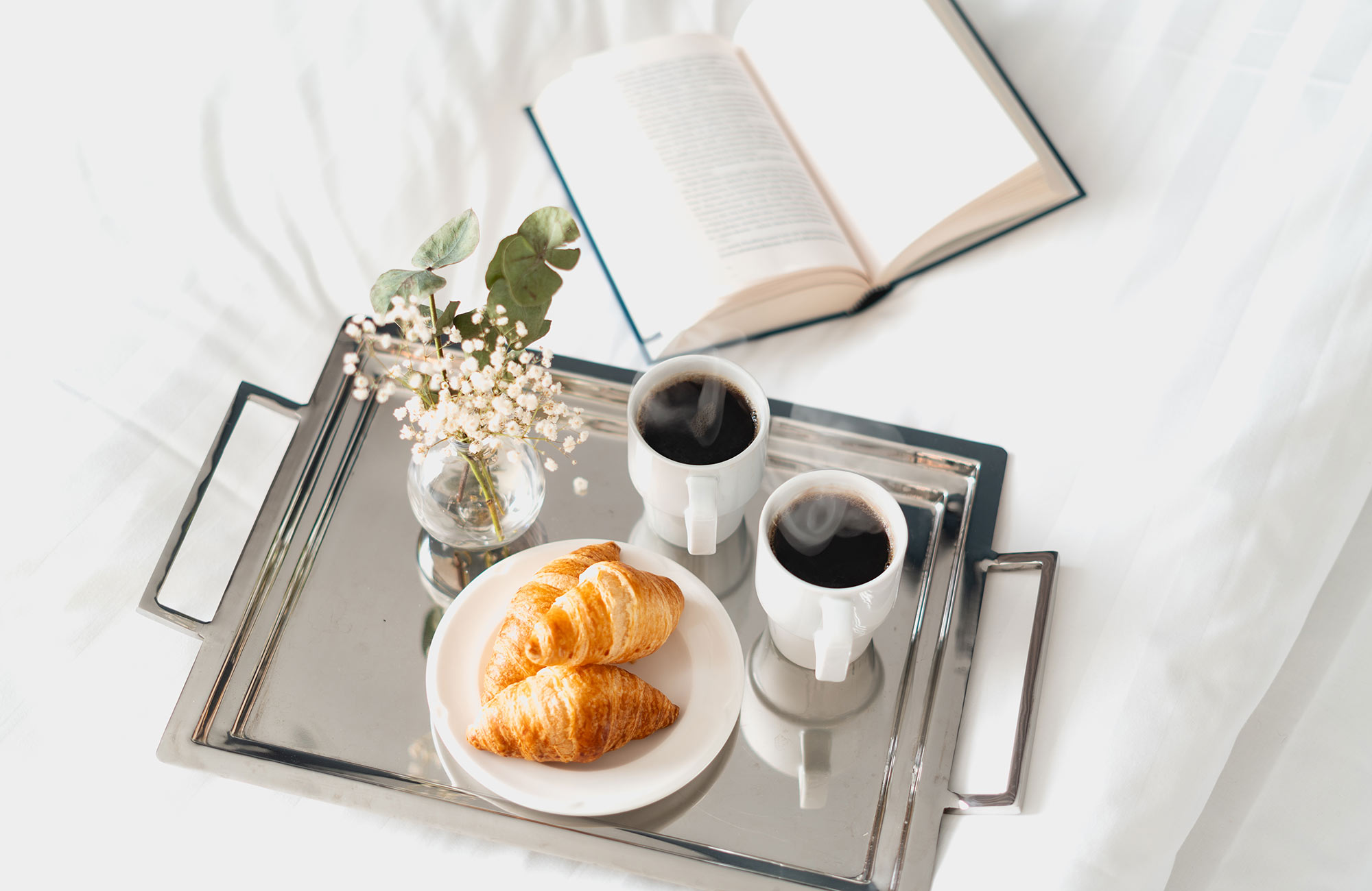 Aamiaiskahvit ja croissantit Hotel Mattsin huoneessa.