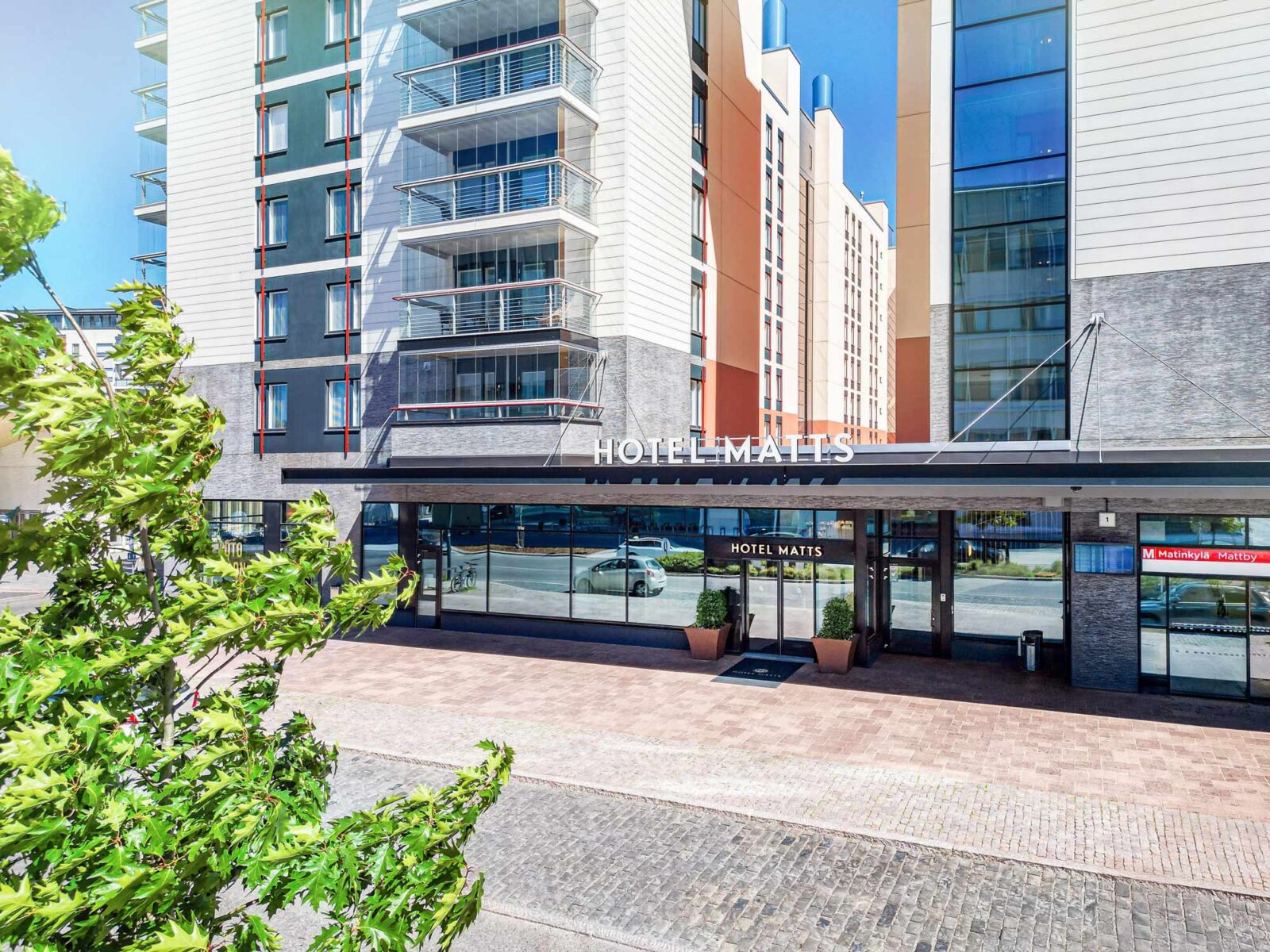 Hotel Mattsin pääovet.