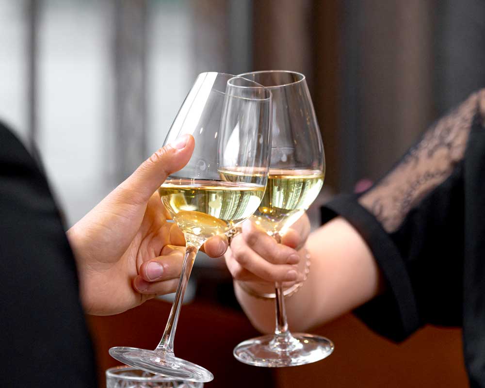 Kilistelyä viinilaseilla.