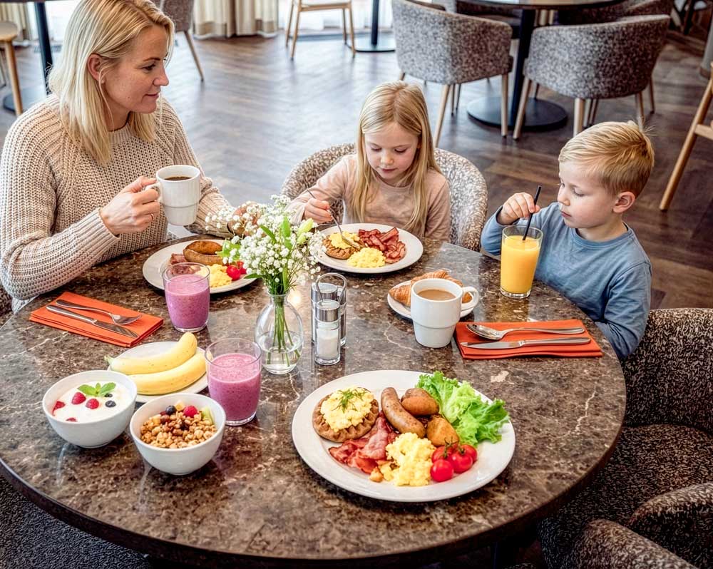 Perhe Ravintola Frejan aamiaisella.